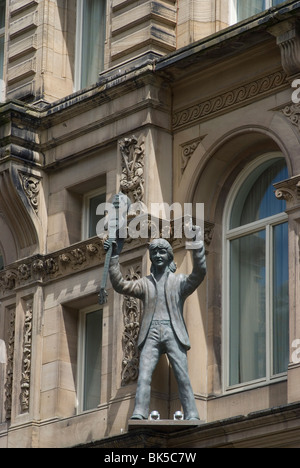 Statue de Paul McCartney à l'extérieur de la dure journée de Nuit Hotel, Liverpool, Merseyside, Angleterre, Royaume-Uni, Europe Banque D'Images
