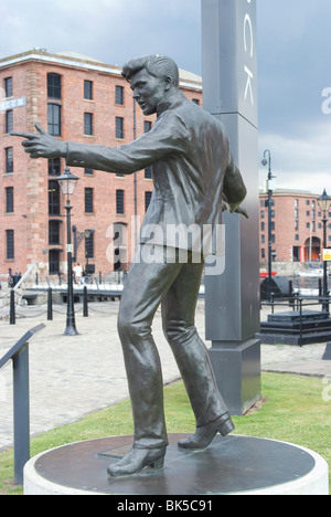 Statue de Tom Murphy de chanteur auteur-compositeur Billy Fury, près de l'Albert Dock, Liverpool, Merseyside, Angleterre, Royaume-Uni, Europe Banque D'Images