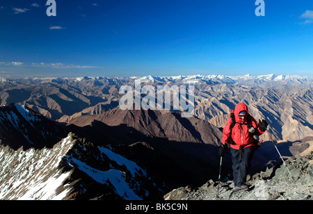 Un grimpeur fait son chemin jusqu'à la crête du sommet du Stok Kangri dans le nord de l'aire du Zanskar, Ladakh, Inde Banque D'Images