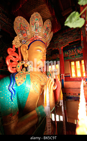 L'énorme statue de 15 mètres de haut (Maitreya), le Bouddha Chamba Tikse Gompa, près de Leh, vallée de l'Indus, le Ladakh, Inde Banque D'Images