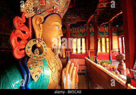 L'énorme statue de 15 mètres de haut (Maitreya), le Bouddha Chamba Tikse Gompa, près de Leh, vallée de l'Indus, le Ladakh, Inde Banque D'Images