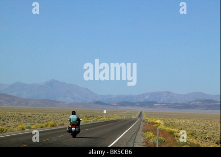 La moto le long de la route 50 Nevada 'America's plus solitaire road'. Banque D'Images