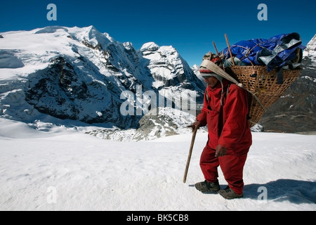 Les porteurs népalais, sous Mera Peak, 6420 mètres, une randonnée populaire dans la région de Khumbu Pic, près du Mont Everest, Himalaya, Népal Banque D'Images