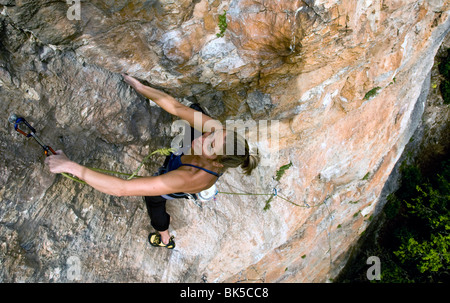 Un grimpeur fait son chemin jusqu'à la falaises calcaires dans la région de l'Aveyron, près de Millau et Toulouse, France Banque D'Images