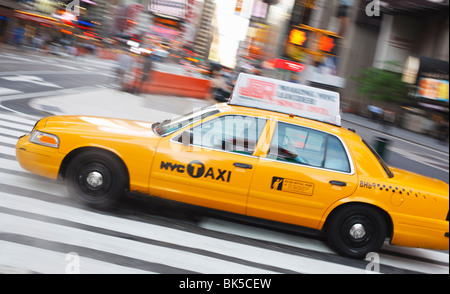 Taxi à Times Square, Manhattan, New York City, New York, États-Unis d'Amérique, Amérique du Nord Banque D'Images