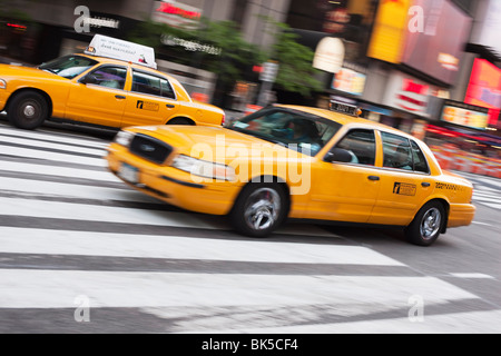 Les taxis, à Times Square, Midtown, Manhattan, New York City, New York, États-Unis d'Amérique, Amérique du Nord Banque D'Images