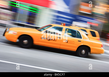 Taxi, Times Square, Manhattan, New York City, New York, États-Unis d'Amérique, Amérique du Nord Banque D'Images