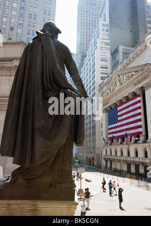 Statue de George Washington en face de Federal Hall, Wall Street, avec la Bourse de New York, Manhattan NYC,derrière Banque D'Images