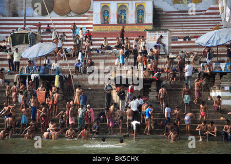 Pèlerins hindous prendre part au bain rituel, Gange, Varanasi, Uttar Pradesh, Inde, Asie Banque D'Images