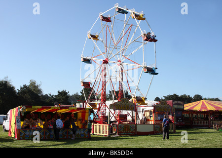 Une grande roue à une fête foraine au Royaume-Uni. Banque D'Images