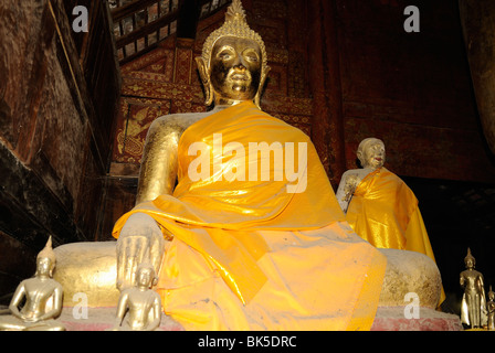 Bouddha assis dans le Wat Phra That Lampang Luang temple, Thaïlande, Asie du Sud-Est Banque D'Images