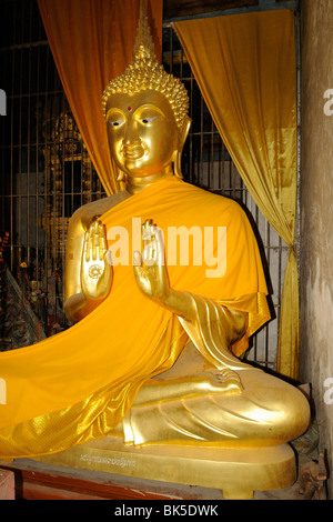 Bouddha assis dans le Wat Phra That Lampang Luang temple, Thaïlande, Asie du Sud-Est Banque D'Images