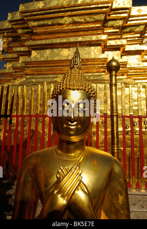 Chedi doré de Wat Phrathat Doi Suthep temple, Thaïlande, Asie du Sud-Est Banque D'Images