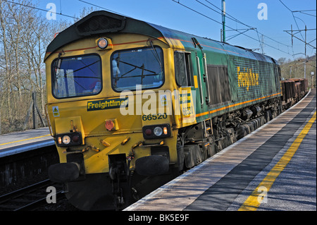 Locomotive Freightliner 66, numéro 66520 sur la West Coast Main Line. La gare ferroviaire de Oxenholme, Cumbria, Angleterre, Royaume-Uni, Europe. Banque D'Images