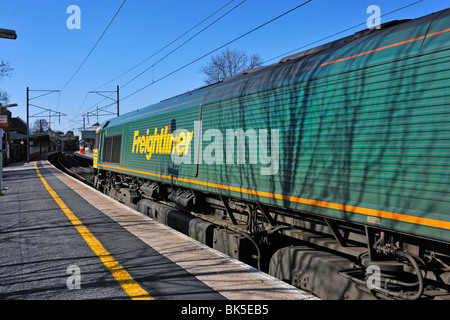 Locomotive Freightliner 66, numéro 66520 sur la West Coast Main Line. La gare ferroviaire de Oxenholme, Cumbria, Angleterre, Royaume-Uni, Europe. Banque D'Images