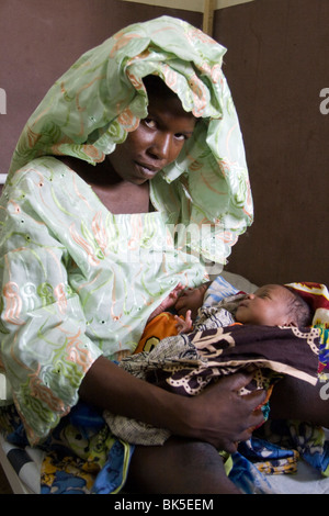 La Maman d'allaiter son bébé lits jumeaux à l'hôpital de Paoua. République Centrafricaine Banque D'Images