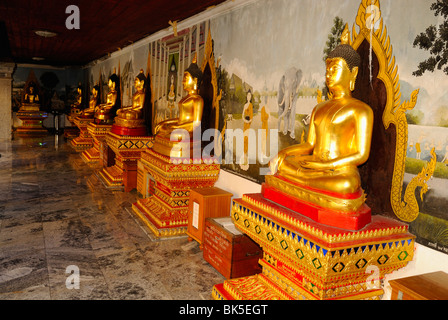 Statues de Bouddha en or de Wat Phrathat Doi Suthep temple, Thaïlande, Asie du Sud-Est Banque D'Images