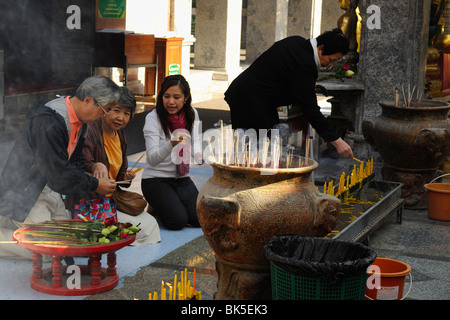 Les gens d'encens brûlant dans Wat Phrathat Doi Suthep temple, Thaïlande, Asie du Sud-Est Banque D'Images