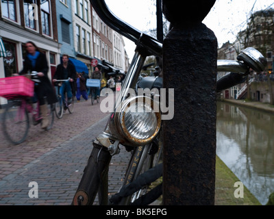 Détail de vélos en stationnement sur rue à côté Oude Gracht ou vieux canal à Utrecht aux Pays-Bas Banque D'Images