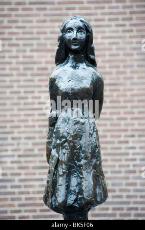 Statue d'Anne Frank à l'extérieur de son ancienne maison à Amsterdam Pays-Bas Banque D'Images