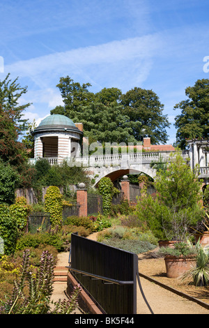 Pergola, Golders Hill Park, au bord de Hampstead Heath, Londres, Angleterre, Royaume-Uni, Europe Banque D'Images