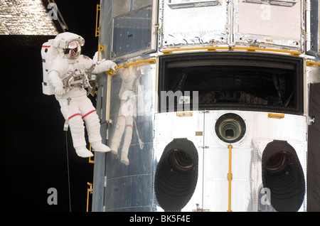 Astronaute exécute des travaux sur le télescope spatial Hubble Banque D'Images