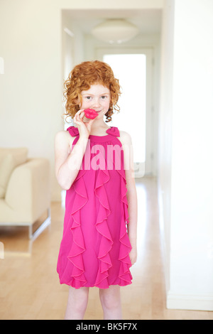 Fille en robe rose avec de grandes lèvres rouge Banque D'Images