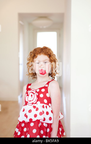 Fille en rouge et blanc robe à pois avec de grandes lèvres Banque D'Images