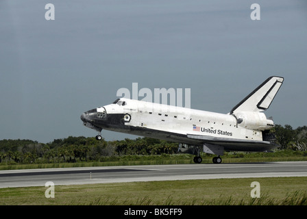Approches de la navette Endeavour de la NASA, l'atterrissage au Centre spatial Kennedy, Floride, USA Banque D'Images