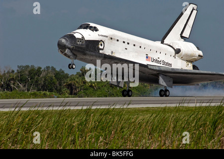 La navette spatiale Endeavour atterrit, NASA's Kennedy Space Center, Florida, USA Banque D'Images