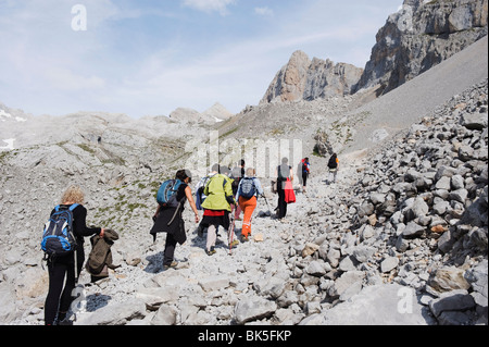 Les randonneurs en parc national Picos de Europa, partagé par les provinces des Asturies, de Cantabrie et Leon, Spain, Europe Banque D'Images