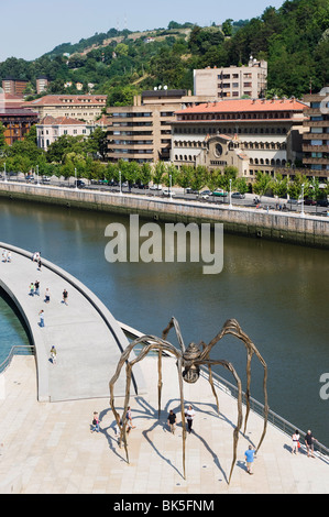 La sculpture de l'Araignée géante de Louise Bourgeois, Nervion, Bilbao, Pays Basque, Espagne, Europe Banque D'Images