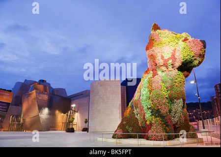Le Guggenheim, conçu par l'architecte Frank Gehry, le chien et chiot, sculpture de fleurs par Jeff Koons, Bilbao, Espagne Banque D'Images