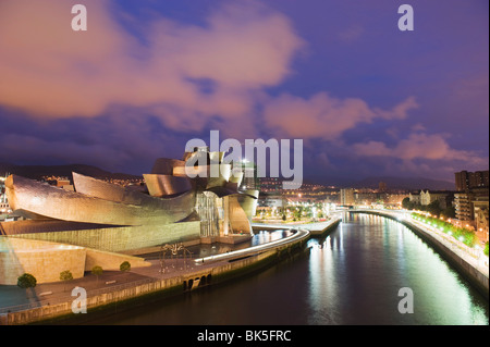 Le Guggenheim, conçu par l'architecte Frank Gehry, canado-américaine sur la rivière Nervion, Bilbao, Pays Basque, Espagne, Europe Banque D'Images