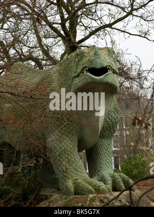 Vue de la sculpture dinosaure Megalosaurus à Crystal Palace Park dans le sud de Londres Banque D'Images
