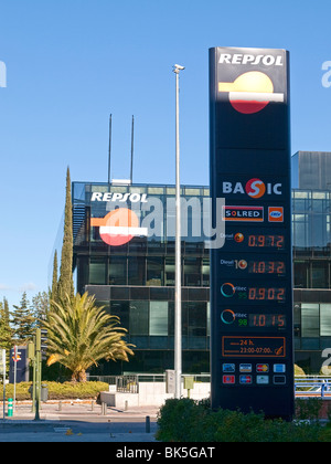 Bâtiment Repsol avec les prix du gaz à l'avant Banque D'Images