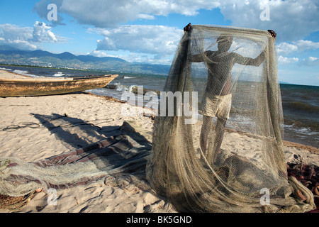 Un pêcheur tend ses filets sur la plage des cocotiers aussi connu sous le nom de Saga Plage, le lac Tanganyika, Bujumbura, Burundi Banque D'Images