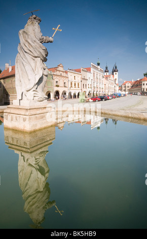 Statue de saint et fontaine, bâtiments de la Renaissance à Zachariase z Hradce Square, Telc, région de Jihlava, République Tchèque, Europe Banque D'Images