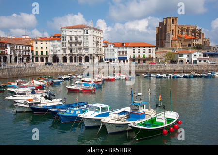 Port de Castro Urdiales, Cantabria, ESPAGNE Banque D'Images