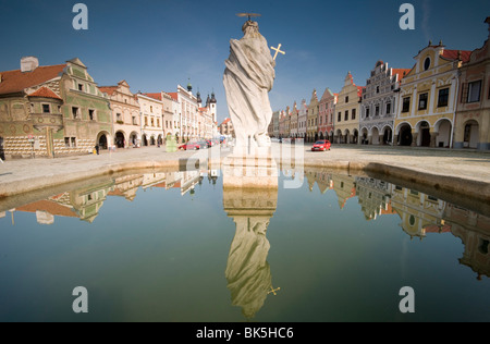 Statue de saint et fontaine, bâtiments de la Renaissance à Zachariase z Hradce Square, Telc, région de Jihlava, République Tchèque, Europe Banque D'Images