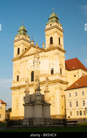 L'église baroque de l'Assomption de la Vierge Marie et baroque, la colonne de la peste de Valtice, Brnensko Région, République Tchèque Banque D'Images