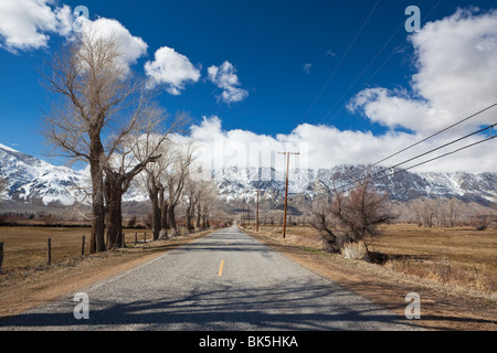Chemin rural vers les sommets de l'est de la Sierra Nevada en Californie Banque D'Images