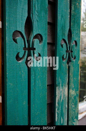 Fleur-de-lis coupée sur les éléments de fenêtre en bois, le 6 avril 2010. Banque D'Images