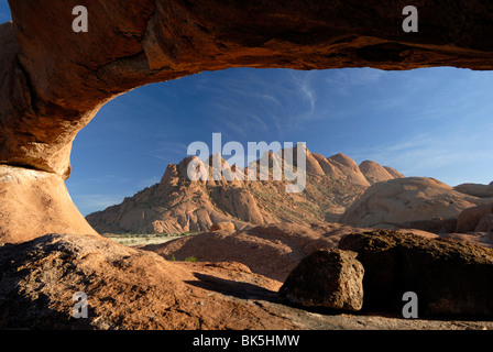 Arche naturelle, Spitskoppe montagnes, Damaraland, Namibie, Afrique Banque D'Images