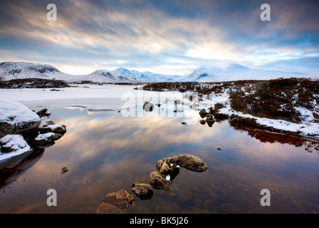 Vue d'hiver sur Lochain na h'achlaise pour le Mont Noir hills au crépuscule, Rannoch Moor, Highland, Ecosse, Royaume-Uni Banque D'Images