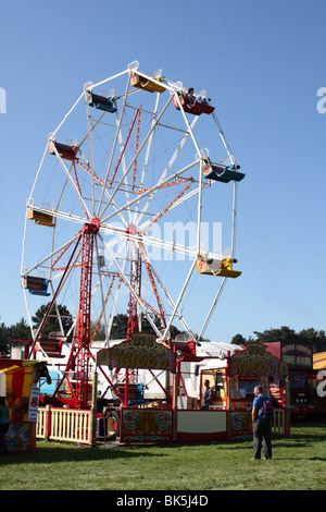 Une grande roue à une fête foraine au Royaume-Uni. Banque D'Images