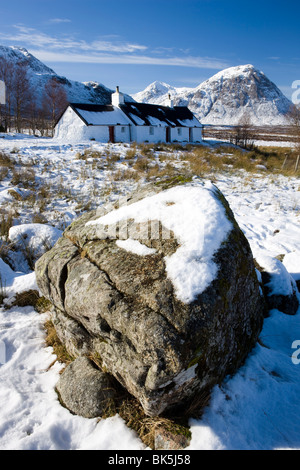 Black Rock Cottage avec Buachaille Etive Mor à distance sur Rannoch Moor, près de Fort William, Highland, Scotland Banque D'Images