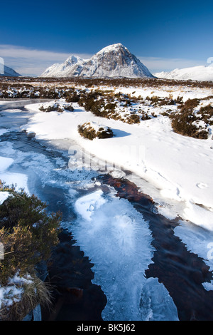 Voir sur la neige-couvertes de Rannoch Moor Buachaille Etive Mor, Highland, Ecosse, Royaume-Uni, Europe Banque D'Images