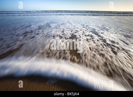 Lave-surf sur la plage de La Baie, Embleton, Northumberland, Angleterre, Royaume-Uni, Europe Banque D'Images