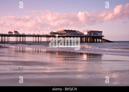 Jetée de Cromer sur la côte nord du comté de Norfolk en fin d'après-midi se reflète dans la mer Banque D'Images